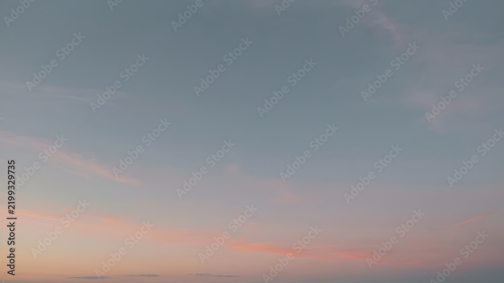 Obraz premium A serene sunset sky featuring soft pastel pink and blue gradient hues