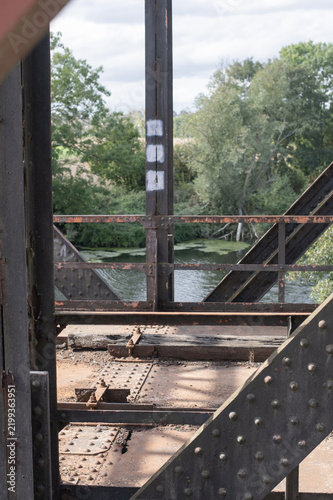 Pont métallique 2 au dessus de l'Orne en Normandie France