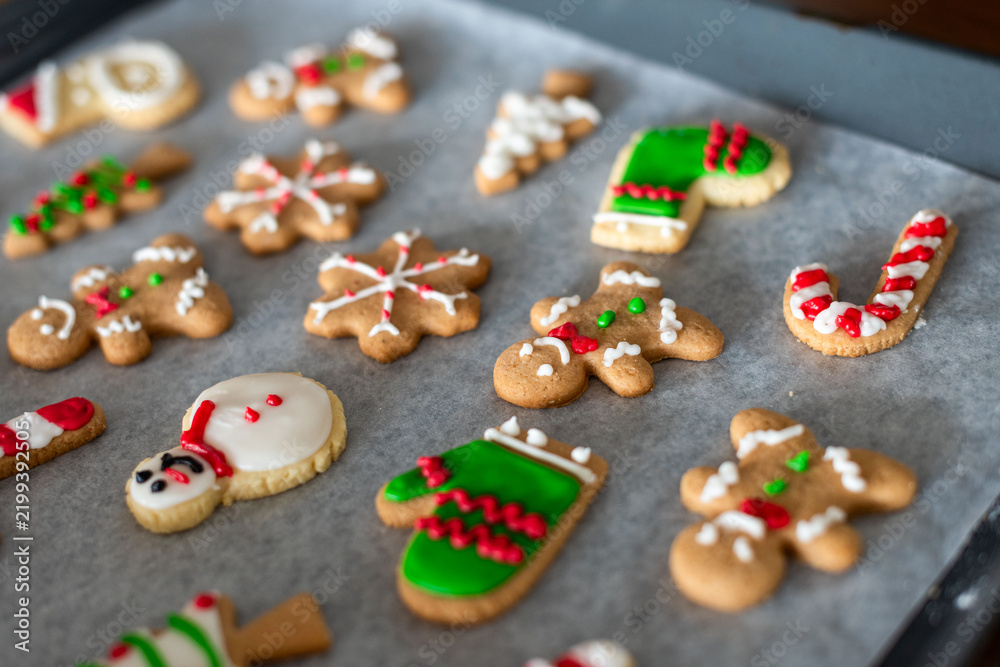 Obraz premium Festive holiday cookies on tray.