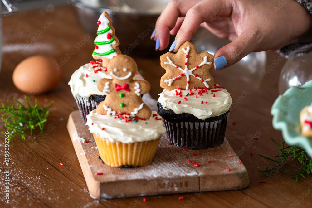 Obraz premium Festive cupcakes with gingerbread cookies.