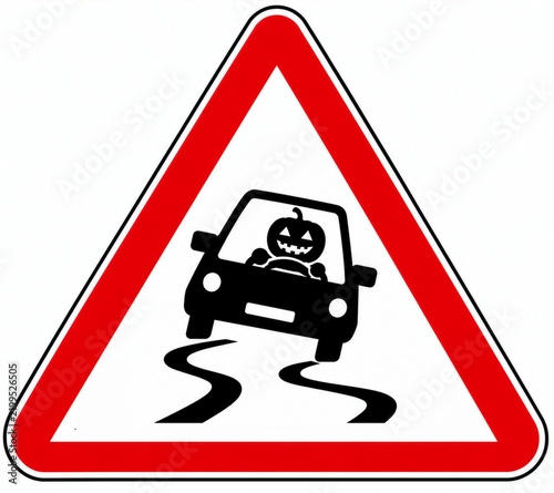 Illustration humoristique d’un panneau de danger signalant une voiture conduite par une citrouille sur une route glissante.