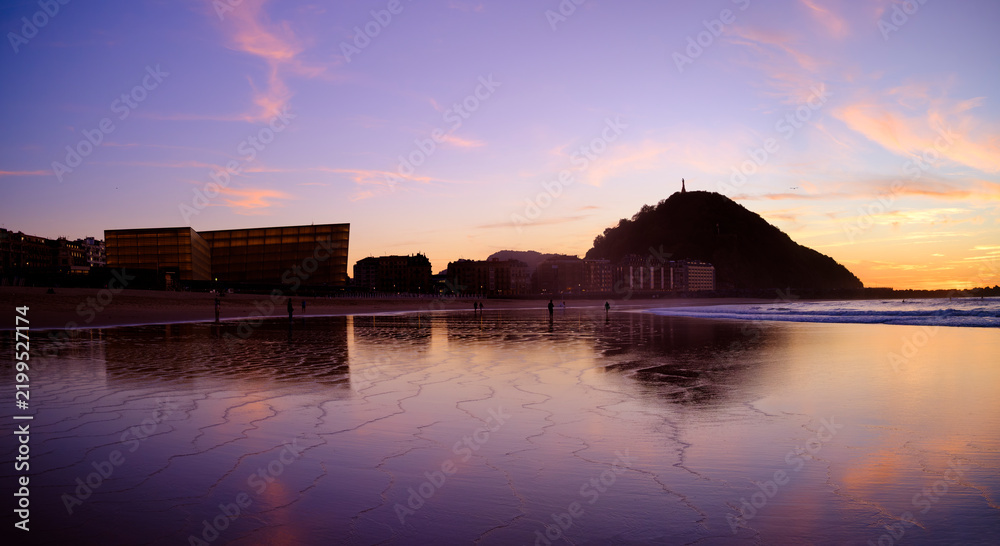 Obraz premium Twilight at Zurriola beach with Kursaal auditorium and Mount Urgull in the background, San Sebastian, Donostia, Basque Country, Spain