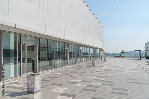 Quadro su tela 羽田イノベーションシティのガラス張りの建物と開放的なテラス