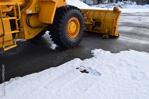 Plakat w ramie 雪国で待機中の除雪車