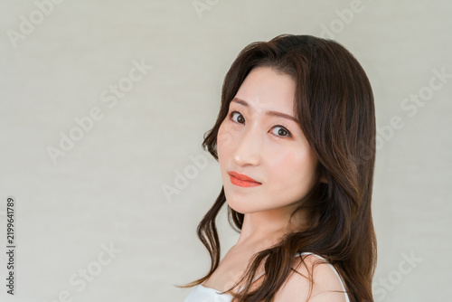 Quadro su tela Beauty Portrait of a Woman in Her 40s and 50s with Radiant Skin and an Elegant E