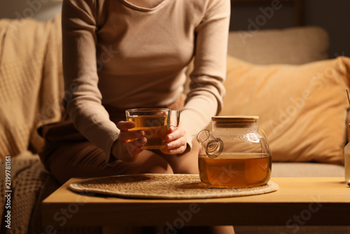 Foto Wellness and relaxation, woman drinking herbal tea at home for stress relief and