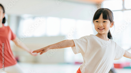Obraz na płótnie キッズスクールで楽しそうに運動する女の子