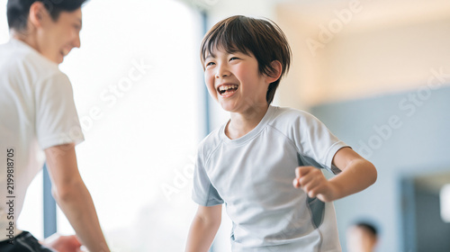 キッズスクールで楽しそうに運動する男の子