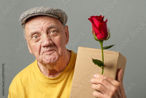 portrait homme âgé paquet dans la main