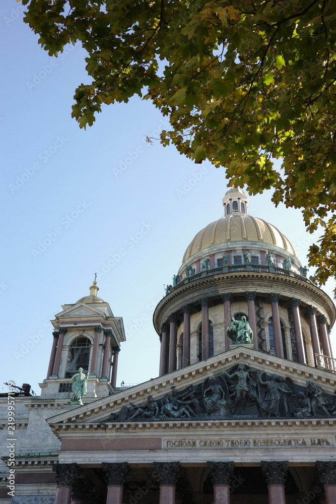 Obraz premium Saint Isaacs Cathedral against a clear blue sky