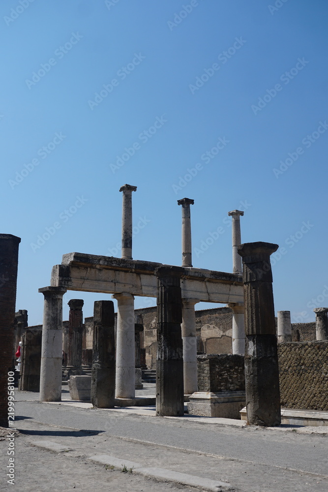 Obraz premium Ancient Roman ruins and columns at Pompeii in Italy