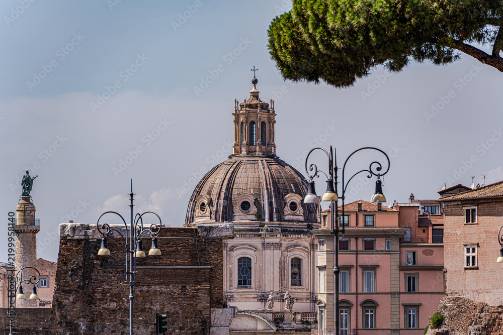 Obraz premium Architecture of medieval Rome in summertime