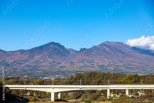 Fototapeta 澄み切った青空のもと高架橋越しに望む秋の雄大な浅間山連峰