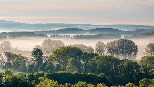 Ausblick über Landschaft mit Morgennebel im Thüringer Becken, Thüringen, Deutschland 