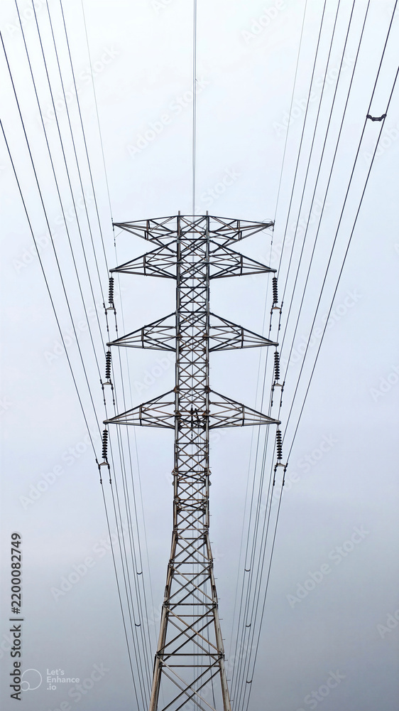 Obraz premium Steel electrical pylon structure distributing industrial energy supply network