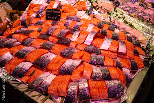 Pavé de saumon sur un étal de marché