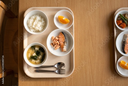 Fototapeta 小さなテーブルに配膳された保育園の給食 主食と主菜と汁物の献立