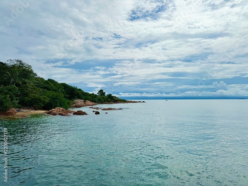 Cuadro en lienzo Scenic coastline view of Koh Man Nai island with rocky shore and turquoise sea i