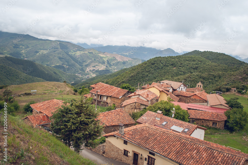 Obraz premium The village of Cahecho and its red roofs in the Cantabria valley
