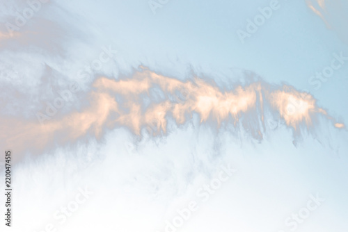 Cirros, nubes altas, delgadas y fibrosas formadas por cristales de hielo, con fodo trasparente.