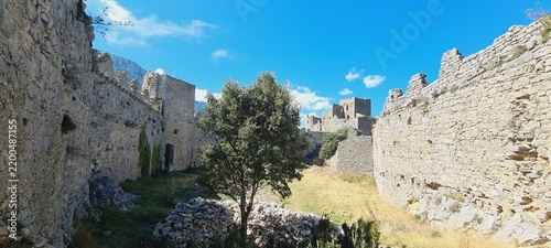 Belle vue panoramique sur la cour du château de Puilaurens, chef d'œuvre de l'architecture philippienne en Languedoc (Pyrénées catalanes, Occitanie)