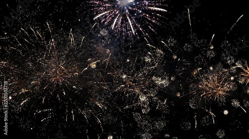 夜空を埋め尽くす花火の火花と煙のアップショット
