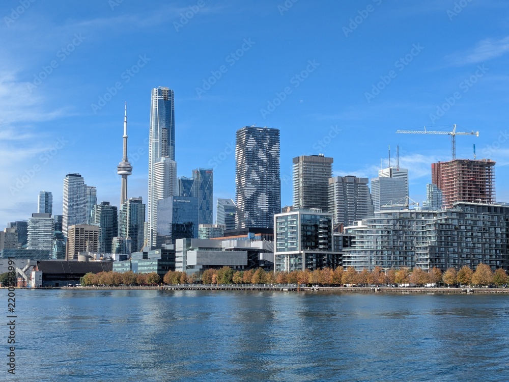Obraz premium Toronto skyline along Lake Ontario.