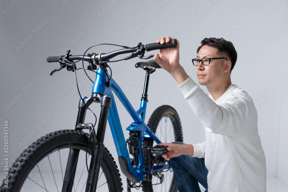 Fototapeta premium マウンテンバイク 男性