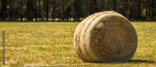 Foto Haystack sits in rural farm landscape