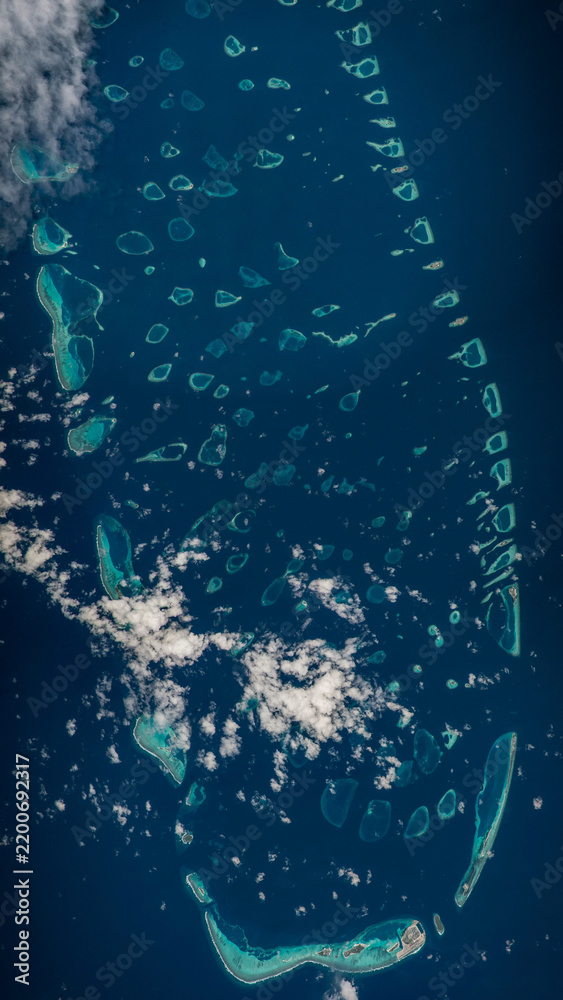 Obraz premium Aerial photo of the Maldives islands featuring Mandhoo, Fenfushi, Maamigili, Dhigurah, Dhangethi, Mahibadhoo, Kunburudhoo, Omadhoo, and Hangnaameedhoo Islands.