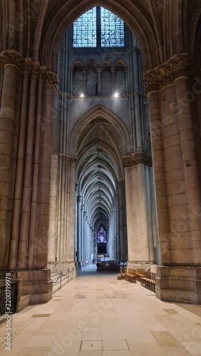 Magnifique perspective architecturale dans une cathédrale gothique du nord de la France (Notre-Dame de Reims, Champagne)