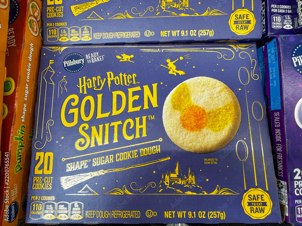 Obraz premium Mesa, Arizona - September 18, 2026: Pillsbury ready to bake Harry Potter Golden Snitch themed cookie dough