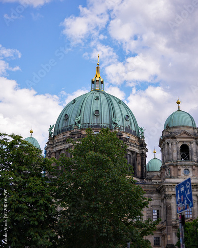 Obraz na plátně Berlin Cathedral domes and ornate facade beneath a cloudy sky