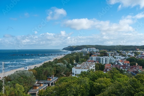 Der Strand im polnischen Ostseebad Misdroy (Międzyzdroje) besticht durch seine faszinierende Kombination aus feinstem, hellem Sandstrand, einer weitläufigen Dünenlandschaft und der Steilküste .