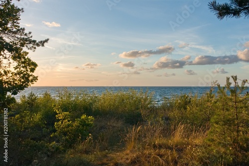 Der Strand im polnischen Ostseebad Misdroy (Międzyzdroje) besticht durch seine faszinierende Kombination aus feinstem, hellem Sandstrand, einer weitläufigen Dünenlandschaft und der Steilküste . 