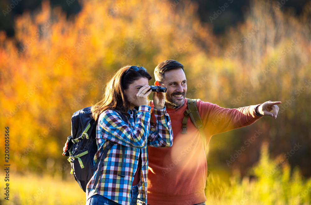 Obraz premium Couple enjoys outdoor activity during autumn days
