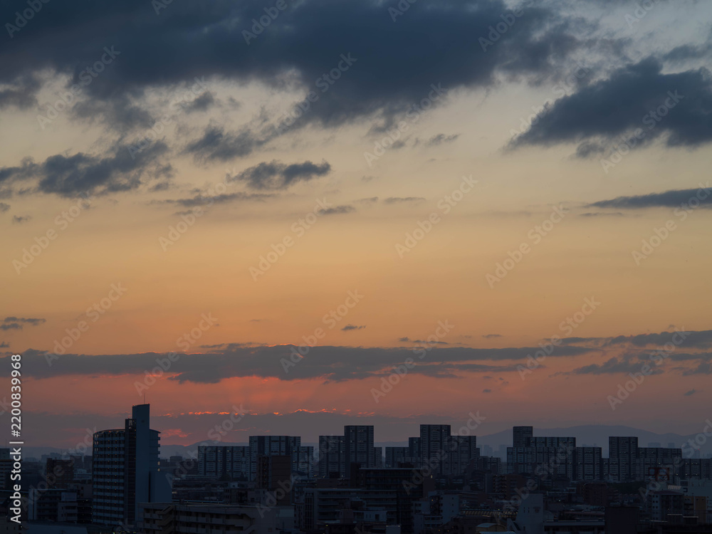 Fototapeta premium 都市の夜明け 神戸市東灘区のマンション高層階より芦屋のマンションの上空からの日の出