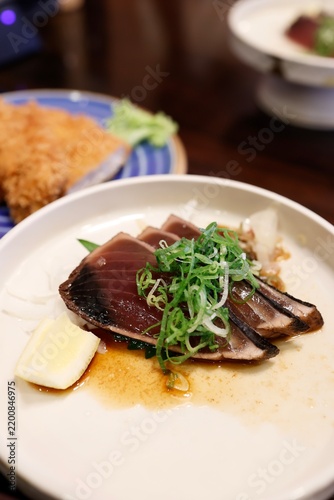 Plakat 高知県の鰹のタタキ。定食に並ぶ薬味添えの一品。