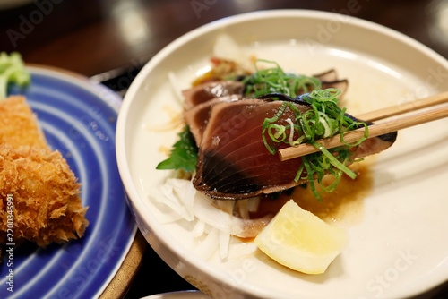 Plakat 高知県の鰹のタタキ。定食に並ぶ薬味添えの一品。