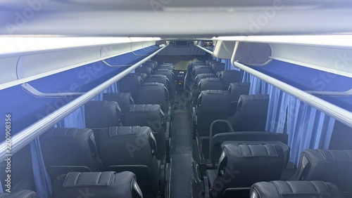 Fotografía Luxury intercity coach interior featuring comfortable seating, spacious aisles, and modern long-distance travel amenities