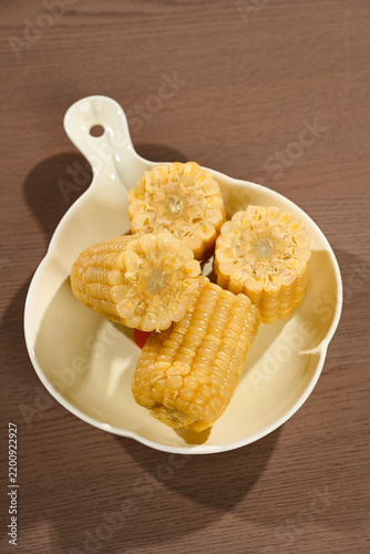 Obraz na płótnie Steamed Yellow Corn Segments in White Ceramic Dish with Handle