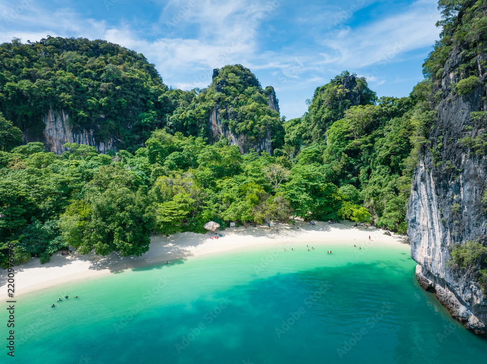 Obraz premium Natural scenery of the tropical island beach of Koh Hong, Krabi, Thailand