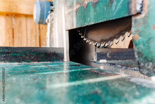 Fotografie Close view of worn industrial cutting machine with toothed circular blade beneat