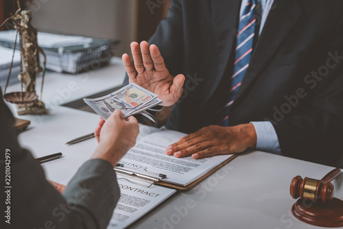 Quadro su tela Lawyer rejecting money offer, refusing bribe and corruption