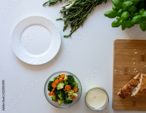 Cucina creativa con gli ingredienti avanzati in casa, con verdure fresche, pane e utensili semplici, a illustrare la preparazione dei pasti, le abitudini alimentari consapevoli di tutti i giorni.