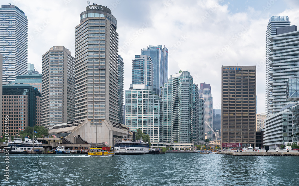 Obraz premium Toronto city skyline architecture office towers, modern buildings Ontario lake