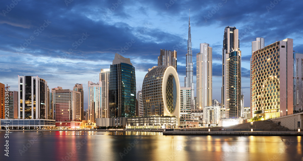Obraz premium Night view of Dubai with creek canal, UAE