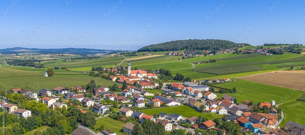 Obraz premium Luftbild der Gemeinde Neukirchen beim Heiligen Blut im Kreis Cham in der Oberpfalz