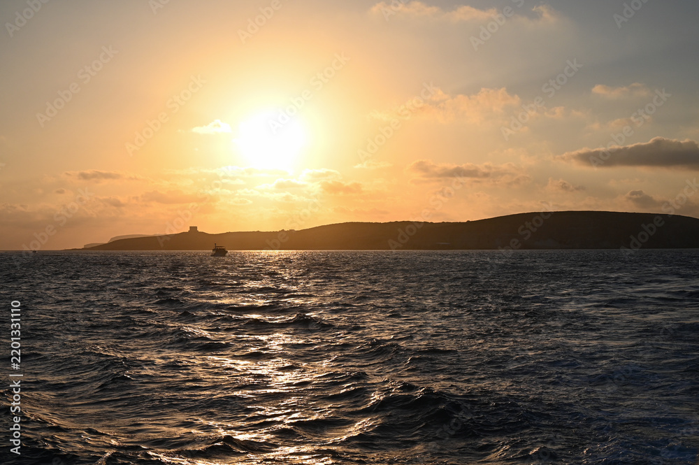 Obraz premium L'île de Comino au coucher du soleil à Malte