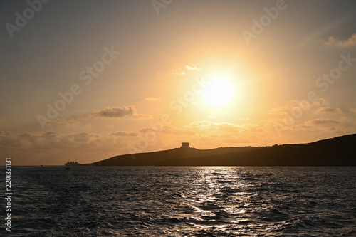 L'île de Comino et la tour Santa Maria au coucher du soleil